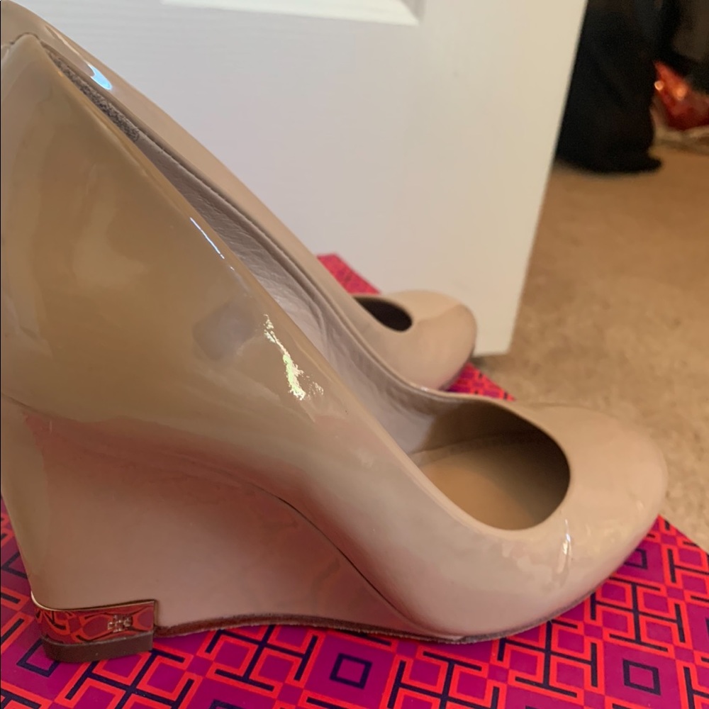 Tory Burch Astoria Nude Patent Wedge